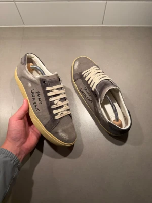 Saint Laurent Skor - ‼️VI TAR INGA BYTEN‼️ Saint Laurent Sneakers | Skick: 10/10 | Storlek 40 fits 41 | Tillkommer Box vid köp. | Fraktar sker inom 24 timmar efter köp 📦💨 | Hör av dig vid minsta fråga eller fundering 💭 