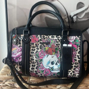 Ed Hardy Väska NY  - Så snygg Ed Hardy väska, helt ny med alla lappar på! 30x23 cm ❤️