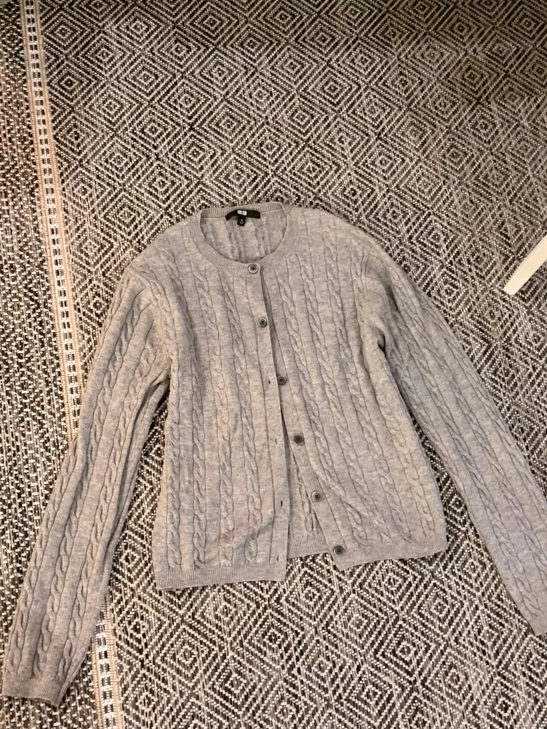 Grå kabelstickad kofta från Uniqlo