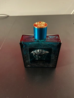 Versace Eau de Toilette herr - Den luktar väldigt manligt starkt och en hint av citron. Det är ungefär 50ml kvar i flaskan. Skriv vid minsta bekymmer 