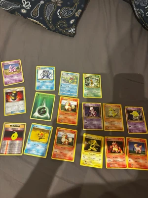 Gamla Pokémon kort - Tjenare säljer mina gamla Pokémon som är av något värde då dom bara ligger hemma och samlar damm. Mewtwon är lite skadad men fortfarande väldigt bra skick. Dessa kort är några av de första där av att de är så högt värde på de