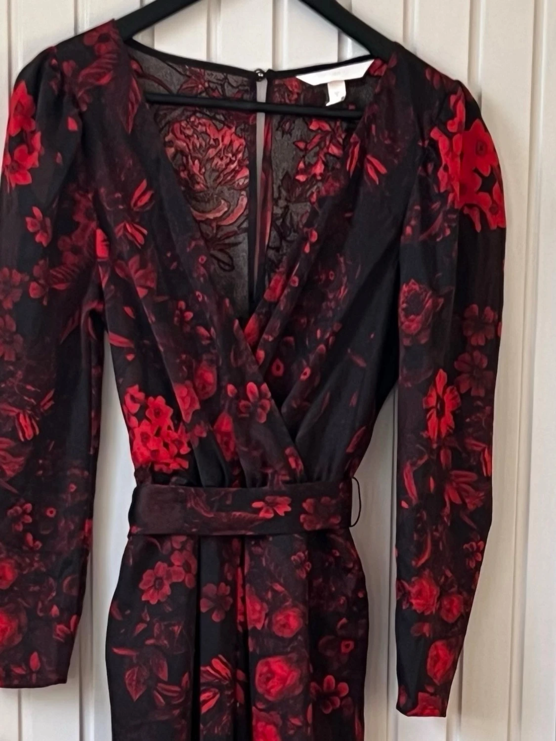 Vackert rödblommig byxdress