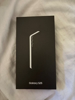 Samsung Galaxy S25 - En svart Samsung Galaxy S25, 128GB. Oöppnad förpackning. 