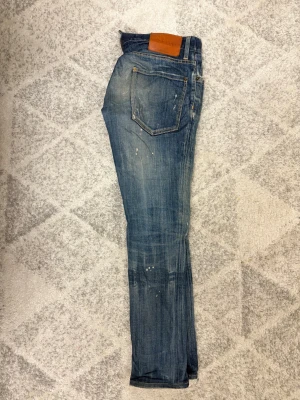  Dsquared2 strl 46 - Dsquared jeans som är väldigt slitna därav väldigt lågt pris. Storlek 46 passar mig som är 32