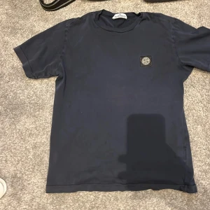 Stone island T-shirt  - Bra skick köpt för några år sedan inte fått så mycket användning på senaste så säljer därför storlek 170 men passar från 165-175