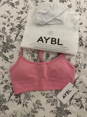 AYBL BH -  Rosa sport-bh från AYBL, Produkten har smala axelband och ribbad kant nedtill, tillverkad i ett stretchigt material. Helt ny! 