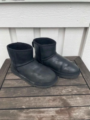 UGGS - Säljer ett par svarta äkta UGGS, väl använda men nyligen uppfräschade med impregnering.