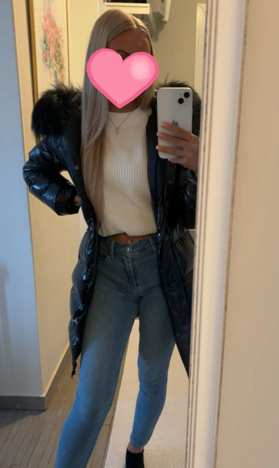 Svart glansig pufferjacka med päls - 1