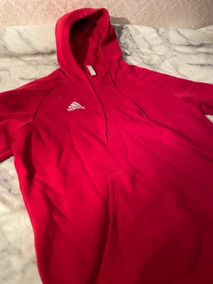 Adidas hoodie  - Röd fin adidas hoodie i storlek L