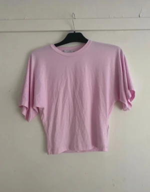 Rosa figursydd tröja - Rosa figursydd tröja ifrån lager 157, använd utan defekter! 