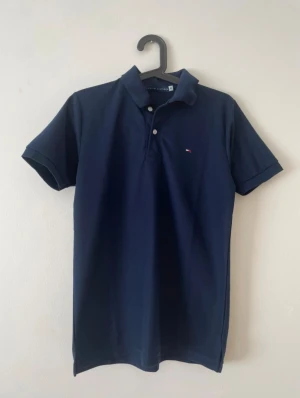 Tommy hilfiger tröja  - Säljer en klassisk pikétröja från Tommy Hilfiger. Endast använd 1 gång, så den är i mycket fint skick och känns som ny.