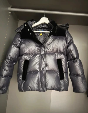 pufferjacka från Polo Ralph Lauren - Säljer min Ralph lauren pufferjacka i svart. Supervarm och mysig med svarta detaljer. Andvänd få gånger och i jättebra skick. Storlek L (12-14) passar perfekt nu till vintern. Hör av dig om du vill ha fler bilder!pris kan diskuteras vid snabbt köp!🥰 