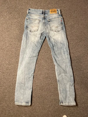  REPLAY JEANS - Ett par schysta replay jeans, Zikry, perfekt present till någon som är runt 10år. Det är bara att skriva till mig om det är något som du undrar över också försöker jag svara så snabbt som möjligt! 