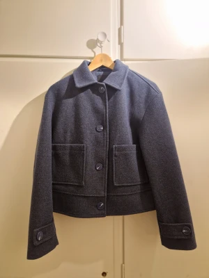 Blå kappa - En blå fin kappa från lager 157, väldligt bra i skick inga konstigheter med den.