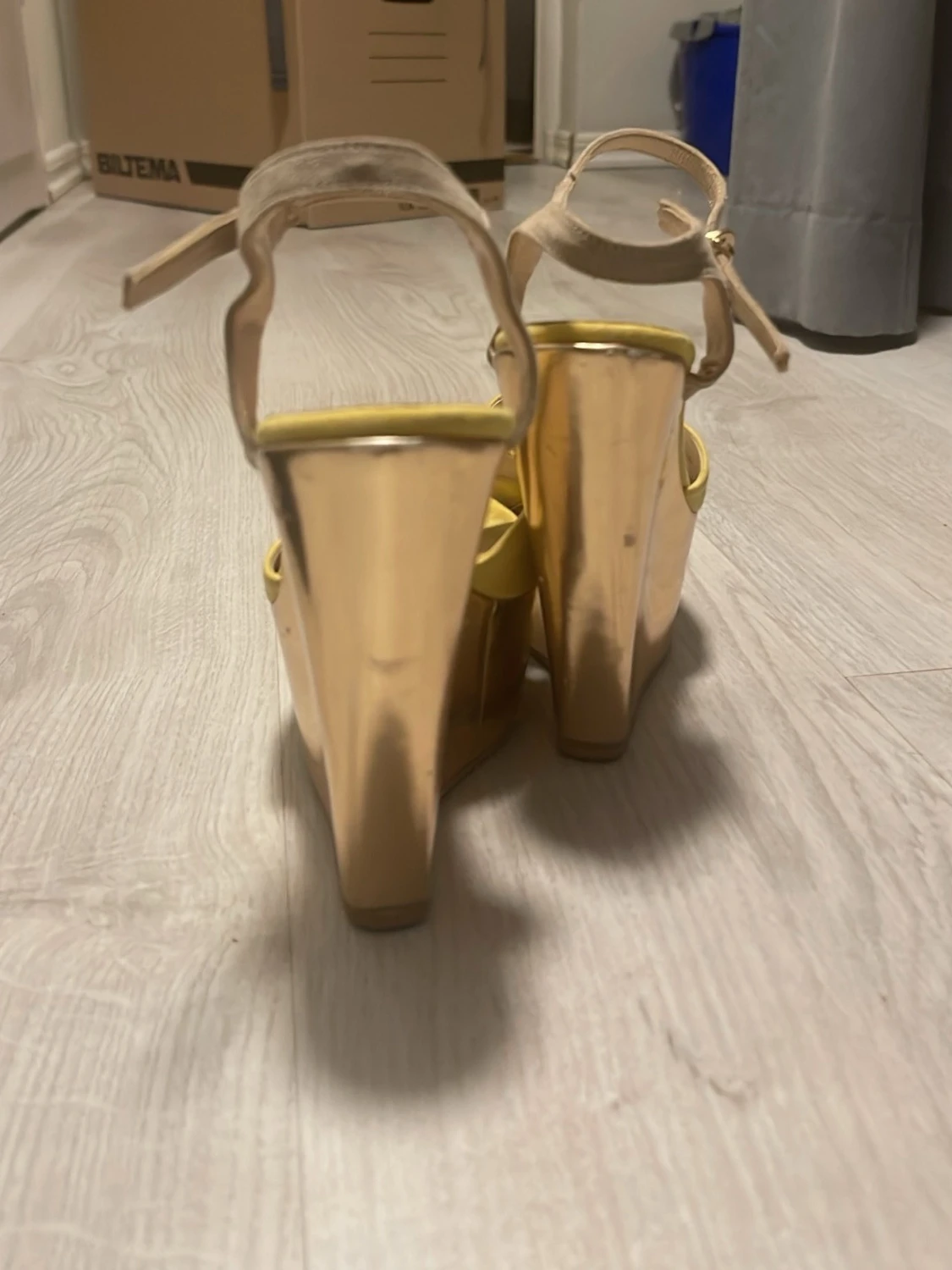 Guldiga platåsandaler med gul mocka - 2