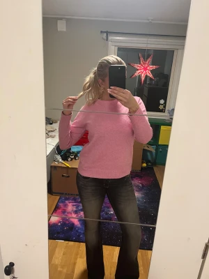 Rosa stickad tröja - Säljer min rosa stickade tröja från Vero Moda. Den är i storlek S och är inte använd speciellt mycket. Nypris 299. Skriv vid fler frågor💕