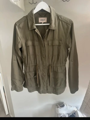 jacka från ONLY - tunnare jacka i fint skick. storlek 164 passar mig som har XS