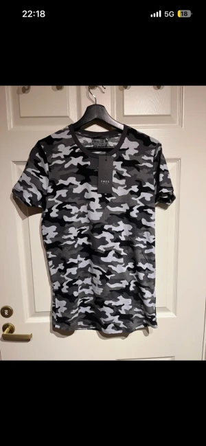 T-Shirt Smog - Aldrig använd helt ny tröja, inte min typ av smak därför säljer jag den.  Storleken är S och prislapp är på, helt ny!