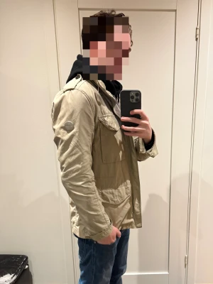 Snoot field jacka - Hej, säljer min beige SNOOT field jacka i fint skick. Den är i size Medium, och passar mig bra. Köpt för 4000kr ny, säljs för endast 1499kr - först till kvar /tack 