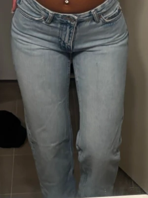 Gina jeans  - Säljer ett par jeans i ljusblå tvätt. Modellen har rak passform, normal midja och fem fickor. Jeansen är tillverkade i slitstarkt bomullsmaterial och har knappgylf. Perfekt för dig som gillar en tidlös och chill stil.