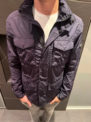 J.Lindeberg Field Jacka - Säljer nu denna sjukt populära och snygga fieldjackan från J.Lindeberg. Perfekt att använda om man vill köra lager på lager!🤩   Jackan är i grymt bra skick o har inga synliga tecken på användning, (9/10). Tveka inte på att ställa frågor! 