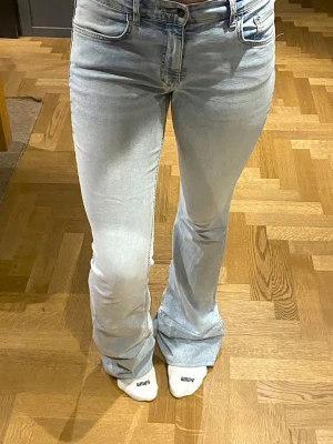 Ljusblå långa jeans - YTTERLIGARE INFO FINNS PÅ BILDERNA! Dessa jeans är för dig som vill ha extra längd men samtidigt vara diskret då dessa jeans är förlängda med jeanstyg i liknande nyans som resten av jeansen! Glöm inte att noga kolla igenom måtten eftersom att byxorna ska passa just dig perfekt!💙