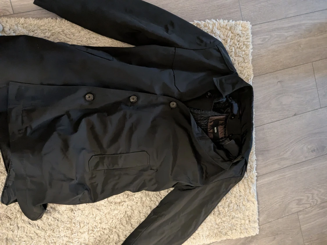 Svart rock från BOSS med knappar