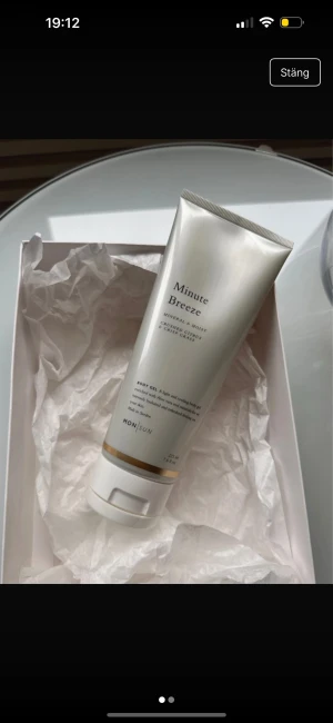 Body Gel från MONSUN - Fräsch body gel i en stilren, pärlemorskimrande tub med vit och guld detalj. Doft av citrus, vit mysk och gräs. Innehåller aloe vera och mineraler som återfuktar huden. Tuben är 215 ml 🤍oanvänd men öppnad