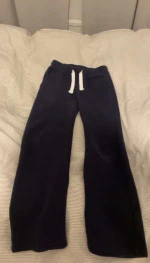 Russemerch  - Mörkblå mjukisbyxor från russemerch i storlek xxs. Passar mig som är 157/158. Inga defekter eller liknande💕