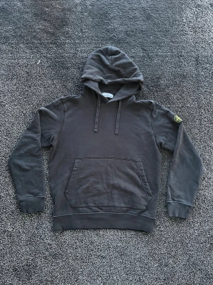 Stone Island Hoodie - En fin stone island hoodie i bra skick. Skick 8/10 är använd. Storlek L och äkta. Pris går att diskutera✅