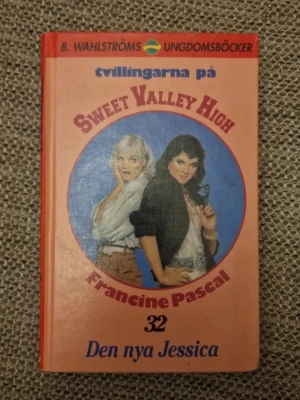 Den nya Jessica. Tvillingarna på sweet valley high nr 32 - Följ tvillingarna på Sweet Valley High i denna spännande ungdomsbok! När Jessica förändras känner Elisabeth att hon förlorar sin bästa vän och tvillingsyster. Perfekt för dig som gillar drama, vänskap och high school-liv.