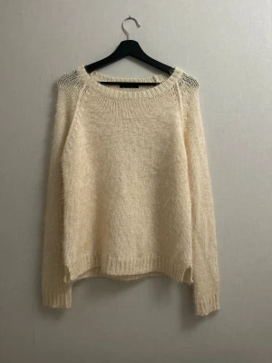 Fluffig stickad tröja från George - Säljer en fin, supermysig fluffig stickad tröja från George i storlek 44. Storlek kan ej stämma då den passar mig som har storlek xs-s!! Köpt av en tjej på vinted men säljs då jag tyckte färgen inte riktigt stämde med beskrivningen. Kosta 202 kr med frakt!  Stod att tröjan var vit/krämfärgad men tycker själv att plagget är mer åt det gula hållet själv!  Designen är ganska enkel och avslappnad. Skriv om du har funderingar🥰 Pris kan diskuteras!!❤️
