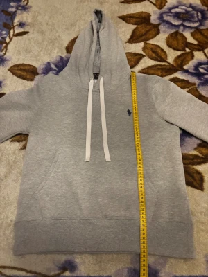 Ralph lauren hoodie - Säljer en grå ralph lauren hoodie i mycket bra skick, för fler bilder skriv privat.