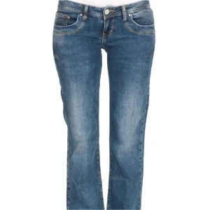 LTB valerie jeans! - Säljer ett par jätte snygga LTB valerie jeans i färgen Karlia wash. De är i storlek W27/ L32. Säljer pga att de är för långa för mig som är 159. De är knappast använda och är därför i väldigt bra skick! Midjemått: ca 37, Innerbenslängd:78.💗pris kan diskuteras💕