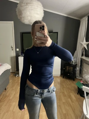 Mörkblå body - Jättesnygg, oanvänd då jag tyvärr inte hittar tillfälle att använda denna. Materialet är lite som träningsmaterial men den är så bekväm att ha på sig! Hör av dig vid frågor osv 🥰