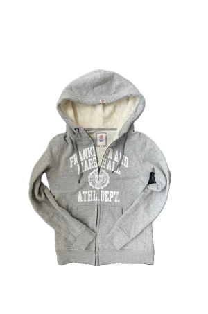 Fodrad vintage 2000s zip hoodie (Sällsynt) - Säljer nu denna sjukt snygga fodrade hoodie av märket Franklin Marshall! Först till kvarn, finns inte många liknande på marknaden och den är mycket eftertraktad 😊 Storlek M men passar S bättre🙌 Skriv vid funderingar 📲🤝