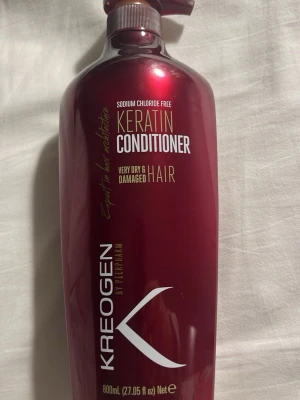 Keratin Conditioner från Kreogen - Stor flaska med Keratin Conditioner för mycket torrt och skadat hår. Innehåller 800 ml och är fri från natriumklorid. HELT OÖPPNAD, jag söker denna då jag fick 2 exakt likadana. Tycker verkligen om denna har hjälpt mitt hår extremt mycket och räcker länge! Flaskan har en praktisk pump för enkel dosering.