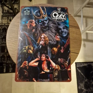 Skylt Ozzy O - Skylt aluminium Ozzy Osbourne. 20× 30 cm.