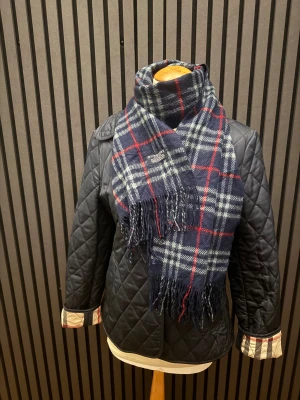 Quiltad mörkblå Scarf från Burberry - Quiltad mörkblå Scarf från Burberry med klassisk design och snygga detaljer. Scarfen har ett elegant rutmönster. Perfekt för lager-på-lager och har en normal passform. Stilsäker look med ikoniska Burberry-detaljer.