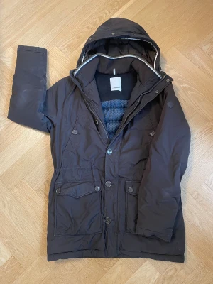 J.Lindeberg Vinterjacka - Tja! Säljer en galet fet vinterjacka från J.Lindeberg. Den är i typ nyskick utan tecken på slitage eller defekter. Hör av er vid frågor!