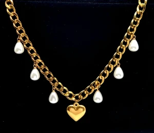 Stilfullt halsband med hjärta  - Material-rostfritt stål.  Kedjetjocklek-7mm 