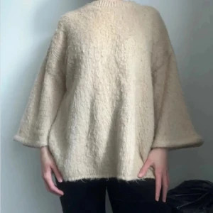 Oversized beige stickad tröja - snygg oversized stickad tröja i beige med breda armar och mohair utseende. Har även blivit custom sydd (förkortade ärmarna).  perfekt för hösten och vintern. Pris går att diskutera!