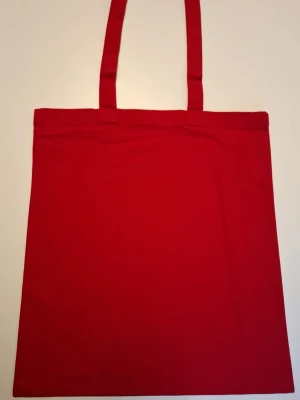 Tygkasse med eget citat - Tygkassei färgen röd med valfritt citat eller liten symbol🎀 är du intresserad? Köp annonsen och skriv citat/symbol och textfärged du vill ha på "kontakta"💌