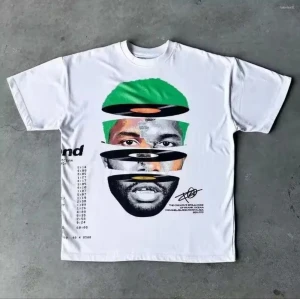 Vit t-shirt med grafiskt tryck - Säljer en vit t-shirt(Storlek SMALL) med ett stort grafiskt tryck på framsidan i grönt och svart. T-shirten har korta ärmar och rund hals. Trycket innehåller text och siffror på vänster sida samt en signaturdetalj nedtill. Perfekt för dig som gillar streetwear och unika prints.