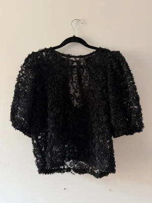 Genomskinlig blommig topp - Använd nån gång. Kommer ej till användning längre därav säljer jag den. Skriv för bild på.