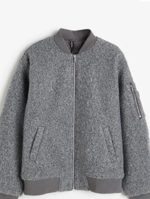 Grå  bomberjacka från HM - Säljer en sååå snygg grå bomberjacka från HM som är helt slutsåld💞 Jackan är i Storlek S! Pris går att diskutera i en snabb affär! Hör gärna av dig vid funderingar!