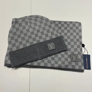 Lv Set Mössa och Halsduk - Helt ny aldrig använd. Storlek One size. Snabb frakt fraktar inom 24h.
