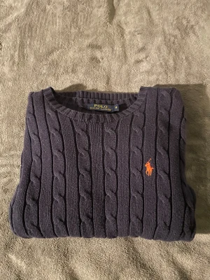 Ralph lauren stickad tröja - Ralph lauren tröja i toppen skick! Storlek S men sitter nästan mer som en xs. Passar perfekt till vinter kvällar. Pris kan diskuteras. Mvh Manfred
