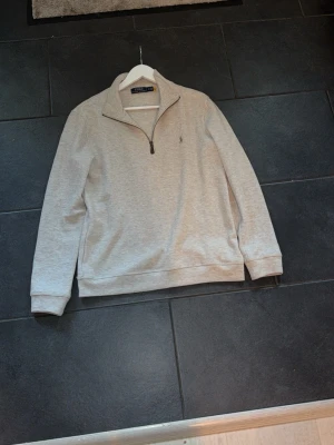 Polo ralph lauren half zip - Säljer nu denna polo ralph lauren half zip då den inte riktigt är min stil. Den är beige men ljuset på bilderna får den o så lite grå ut. Den är knappast använd o väldigt snygg. Storlek: S Skick:10/10 Pris:600.