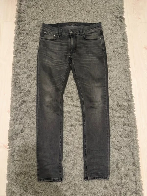 Nudie jeans  - Tja säljer nu mina sjukt feta nudie jeans! Det är i en sjukt snygg grå svart färg, nypris ligger på 1599kr och det är i mycket bra skick och säljer för 599, en steal! Modell: Lean Dean! Skriv om det finns frågor! 